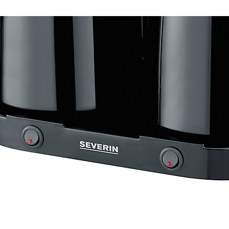 Nahaufnahme einer schwarzen Kaffeemaschine. Unten befinden sich zwei runde Knöpfe mit roten Lichtern. Der Schriftzug "SEVERIN" ist zu sehen.