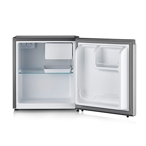 Kleiner Kühlschrank, Tür offen, grauer Rahmen, weißes Innere. Ein Regal, Tür mit Ablagen.