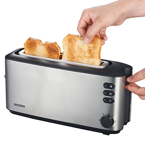 Ein silberner Toaster mit zwei Toastscheiben. Eine Hand entnimmt eine Scheibe, eine andere steuert das Gerät.