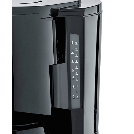 Détail d'une cafetière noire. Sur le côté, un réservoir d'eau avec indicateur de niveau.