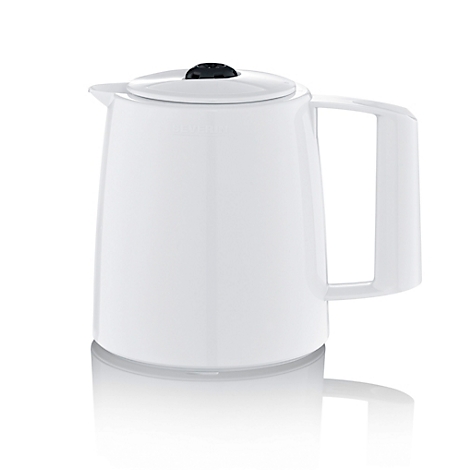 Bouilloire blanche avec anse et couvercle sur fond blanc.