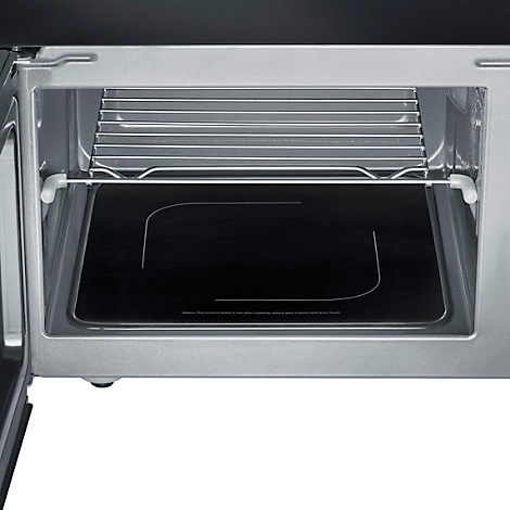 Een open oven met een rooster en zwarte bodem. De binnenwanden zijn zilver.