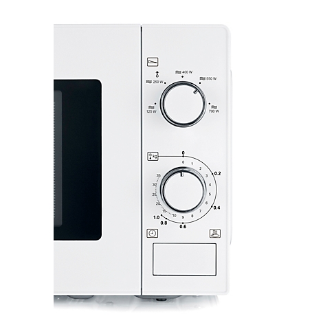 Gros plan sur un micro-ondes blanc. Des boutons de commande pour la puissance et le temps sont visibles.
