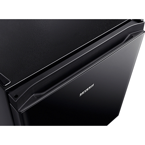 Nahaufnahme eines schwarzen Kühlschranks mit Griff und dem Schriftzug SEVERIN.