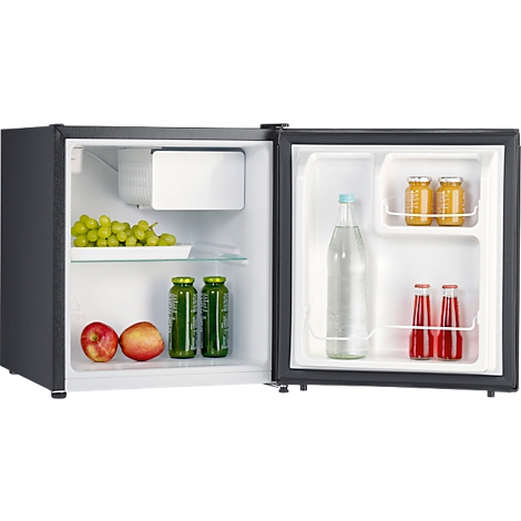 Mini koelkast, deur open. Binnen: fruit, sap, water. Zwart, wit.