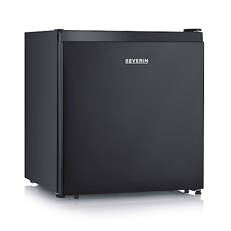 Zwarte koelkast met merklogo. De deur is gesloten en de koelkast staat op een wit oppervlak.