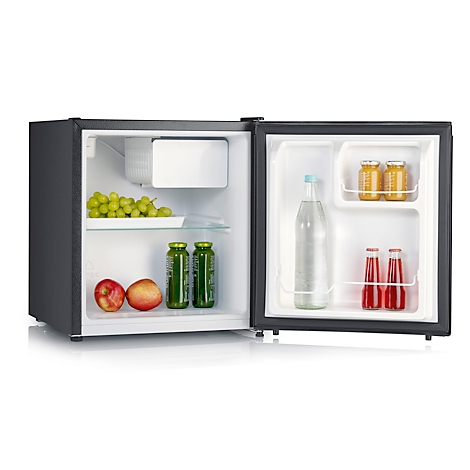 Minikoelkast met open deur, gevuld met fruit, drankjes en ijsblokjes.