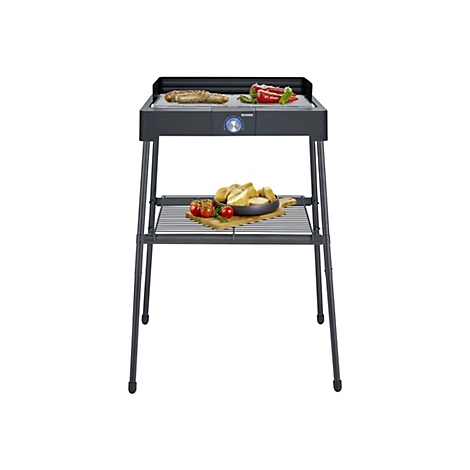 Schwarzer Elektro-Standgrill von Severin mit Würstchen und Gemüse auf der Grillfläche sowie Brot auf der Ablage.