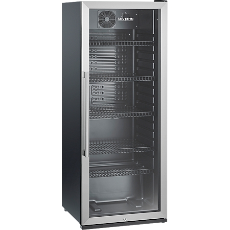 Réfrigérateur à boissons en acier inoxydable avec façade en verre. Intérieur avec plusieurs étagères. Un ventilateur et le logo "SEVERIN" sont visibles en haut.