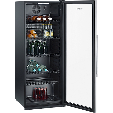 Réfrigérateur à boissons noir avec porte vitrée ouverte. Plusieurs étagères avec bouteilles, dont de la bière, de la limonade et de l'eau. Réfrigérateur montre l'intérieur. Logo en haut à droite.