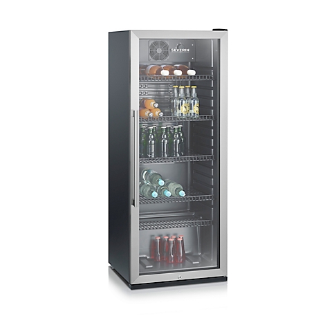 Réfrigérateur à façade vitrée, rempli de boissons. Des boissons telles que des bouteilles, des jus de fruits et des bouteilles d'eau sont présentées.