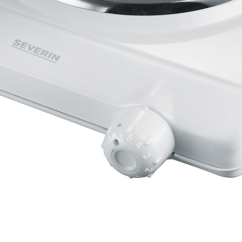 Close-up of a white hob with a rotary knob, temperature indicator from 1 to 5, and the inscription SEVERIN.