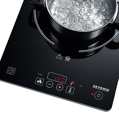 Table de cuisson à induction avec casserole, l'eau bout, affichage de la température 120 degrés.