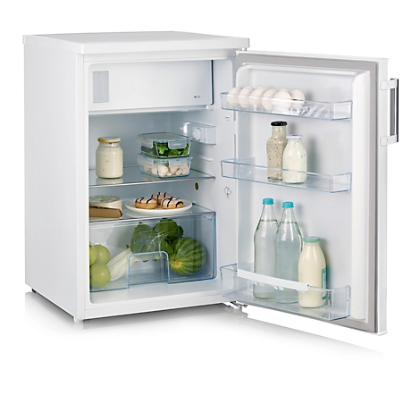 Offener weisser Kühlschrank, gefüllt mit Lebensmitteln. Auf dem Regal Eier, Flaschen, Gemüse, Obst und Gebäck.