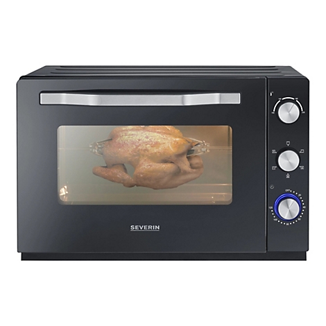 Schwarzer Severin Mini-Backofen mit Glastür, darin ein goldbraun gegrilltes Hähnchen am Drehspieß.