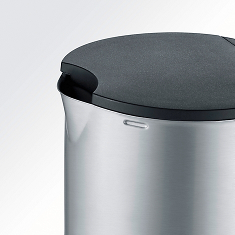 Close-up van een waterkoker met een roestvrijstalen behuizing en zwarte deksel.