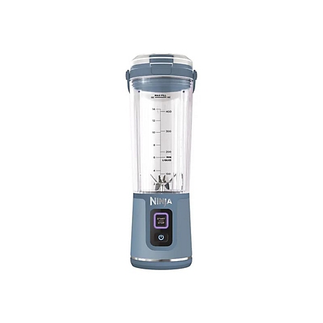 Blauer Ninja Standmixer mit transparentem Becher, Messskala und Start-Stopp-Taste vor weißem Hintergrund.