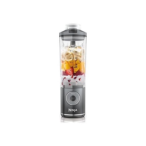 Ein grauer Ninja Standmixer gefüllt mit Obst und Joghurt vor weißem Hintergrund.