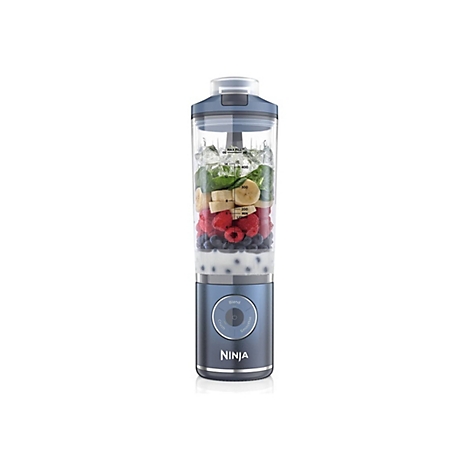 Blauer tragbarer Ninja Mixer gefüllt mit Zutaten für einen Smoothie vor weißem Hintergrund.