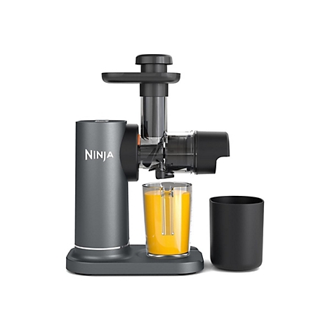Dunkelgrauer Ninja Entsafter mit transparentem Auffangbehälter voller Orangensaft und einem schwarzen Becher.