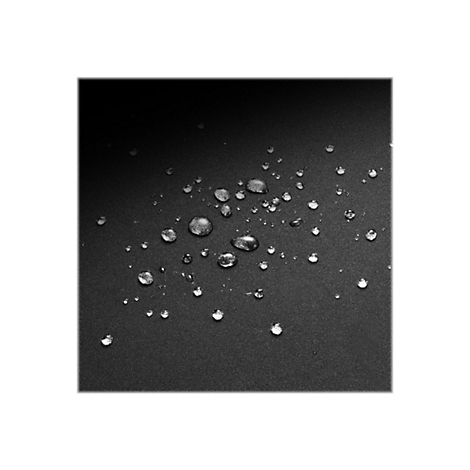 Wassertropfen perlen auf einer schwarzen, wasserabweisenden Textiloberfläche ab.