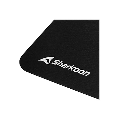 Nahaufnahme einer Ecke eines schwarzen Sharkoon-Mauspads mit weißem Logo.