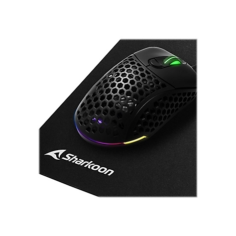 Schwarze Sharkoon Gaming-Maus mit Wabenstruktur und RGB-Beleuchtung auf einem Mauspad.