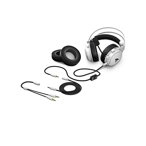Weißes Gaming-Headset mit austauschbaren Ohrpolstern und verschiedenen Anschlusskabeln auf weißem Hintergrund.