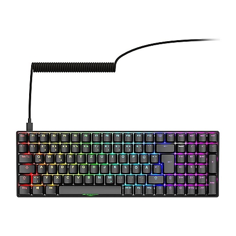 Schwarze mechanische Gaming-Tastatur mit RGB-Beleuchtung und Spiralkabel vor weißem Hintergrund.