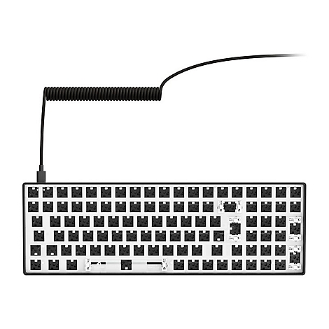 Schwarze mechanische Tastatur ohne Tasten. Spulen-Kabel. Montageöffnungen und Aussparungen erkennbar.