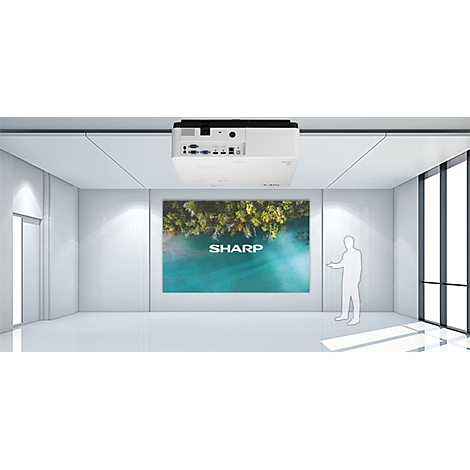Un projecteur de plafond projette une image sur un grand écran. L'image montre le logo SHARP sur un fond naturel. Une personne stylisée se tient à côté.