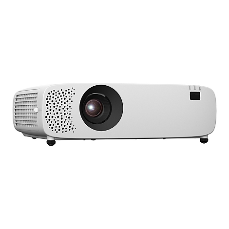 Een witte projector, met een zwarte lens en ventilatieopeningen, staat op een wit oppervlak.