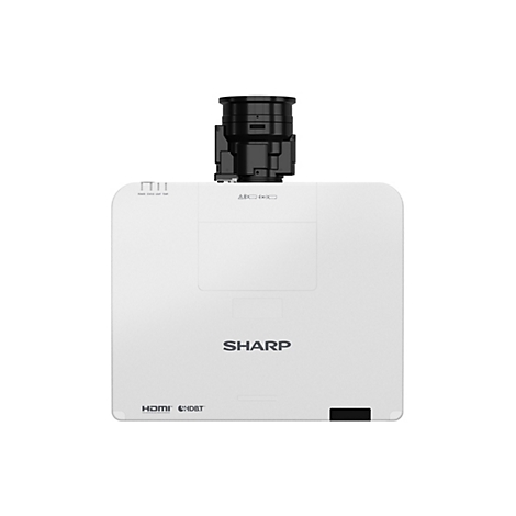 Ein weißer SHARP-Projektor mit schwarzem Objektiv obenauf. Unterhalb des Objektivs ist das Logo von SHARP zu sehen, darunter HDMI und HDBT.