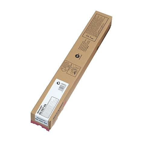 Longue boîte marron pour un toner d'imprimante. L'emballage indique "SHARP MX-51GT-MA".
