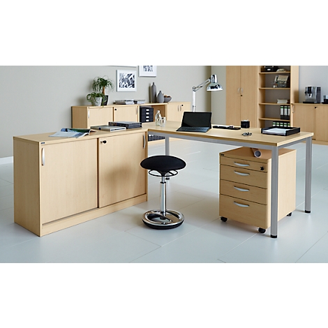 Office setup with desk, rolling container and stool. Light wood look. An open laptop and a lamp are on the table.