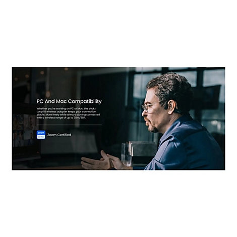 Ein Mann mit Brille und Headset sitzt vor einem Bildschirm und gestikuliert. Text: PC und Mac Kompatibilität, Zoom zertifiziert.