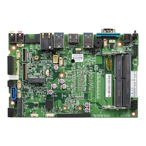 Eine grüne Platine mit elektronischen Bauteilen wie Chips, Kondensatoren, Steckverbindern und Anschlüssen. Auf der Platine sind verschiedene Schriftzüge und Markierungen zu sehen, darunter Produktionsdaten und Herstellerangaben.