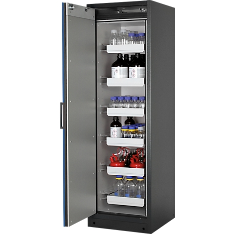 Ein geöffneter Laborkühlschrank mit Glasflaschen und Reagenzgläsern auf weißen Regalen.