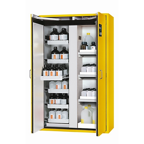 Gelber Chemikalien-Schrank, offen. Regale mit Flaschen und Kanistern gefüllt.