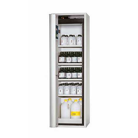 Ein offener, grauer Laborschrank mit Chemikalienflaschen und Kanistern.