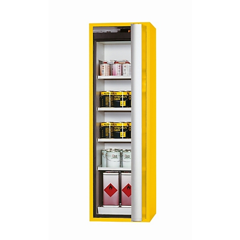 Gelber Schrank, halb geöffnet, mit Gefahrgut. Innen mit Chemikalien-Behältern, Etiketten. Weiße Regale. Rote Gefahrstoff-Symbole.