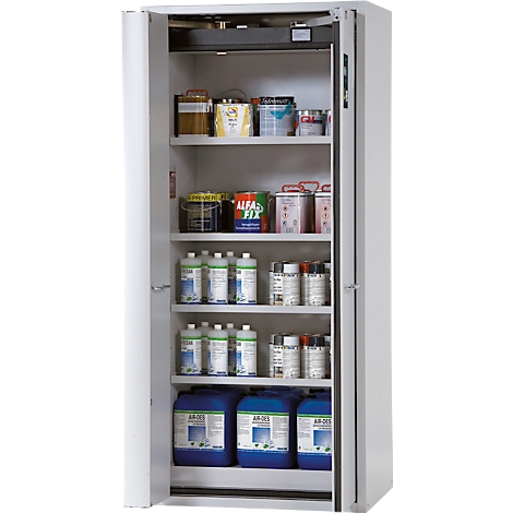 Weißer Schrank mit geöffneten Türen, gefüllt mit Chemikalienbehältern und Farben auf Regalen.