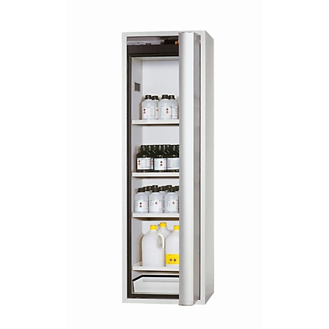 Weißer Chemikalienschrank mit offener Tür, gefüllt mit Flaschen und Kanistern.