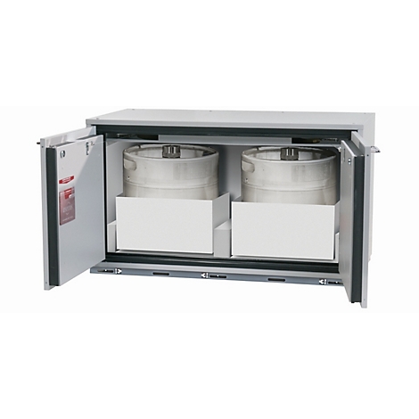 Kühlbox mit zwei Fässern Bier. Die Türen sind geöffnet.