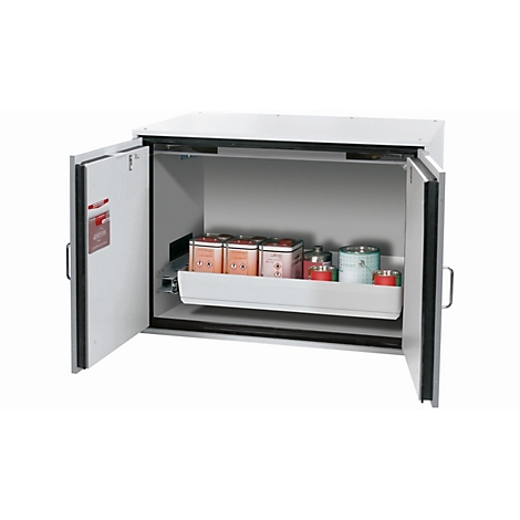 Offener weißer Schrank mit Regalen. Darin Behälter mit gefährlichen Stoffen.