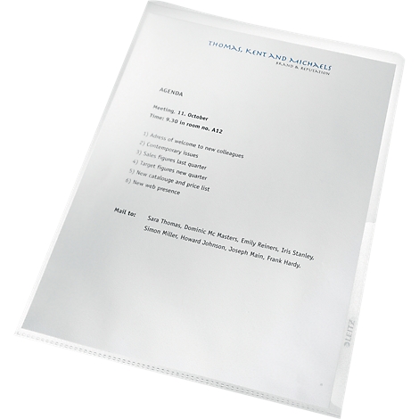Ein Blatt Papier mit Tagesordnung, in einer Klarsichthülle. Überschrift: Agenda. Datum: 11. Oktober. Verschiedene Punkte und Namen sind gelistet.