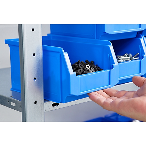 Eine Hand greift nach einer blauen Sichtlagerbox im Metallregal, gefüllt mit schwarzen Unterlegscheiben.