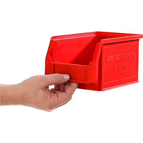 Eine Hand hält eine rote, offene Sichtlagerbox der Marke SSI Schäfer, Modell LF 221 ZN, vor weißem Hintergrund.
