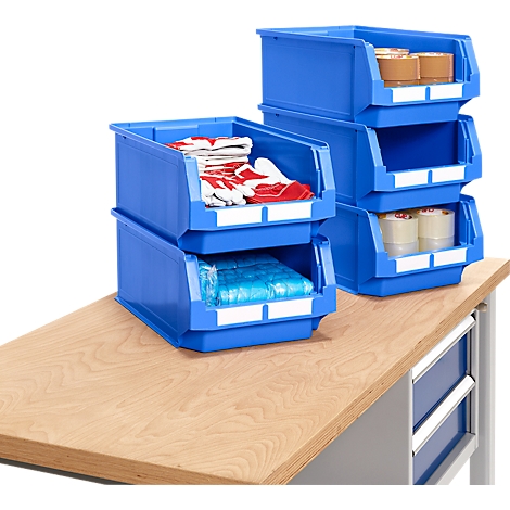 Blaue Kunststoffboxen mit Inhalt auf einer Werkbank. Handschuhe, Folie und Klebeband sind sichtbar.