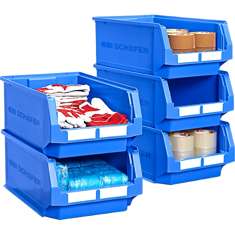 Blaue Lagerboxen, teilweise gefüllt mit Gegenständen wie Handschuhen, Papierrollen und Klebeband. Aufschrift "SCHÄFER".